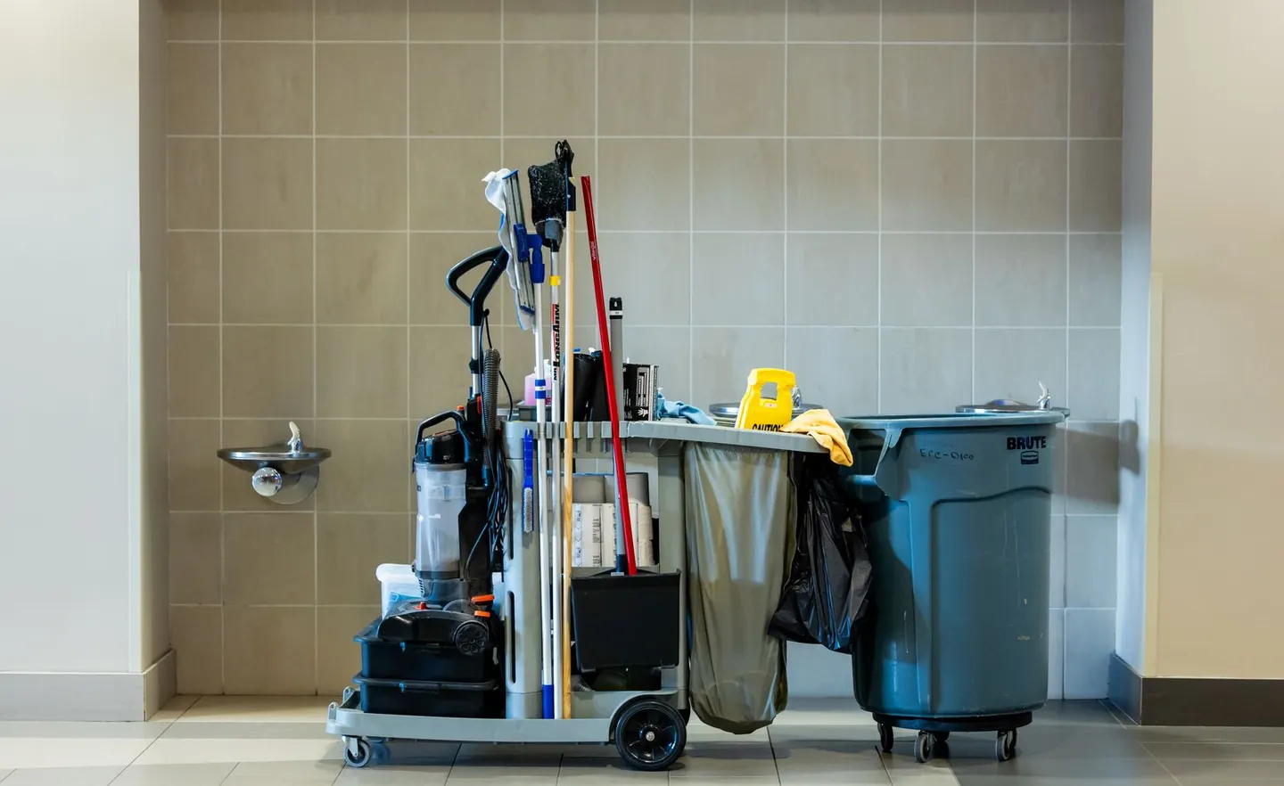 Reinigungswagen mit Arbeitsmaterial