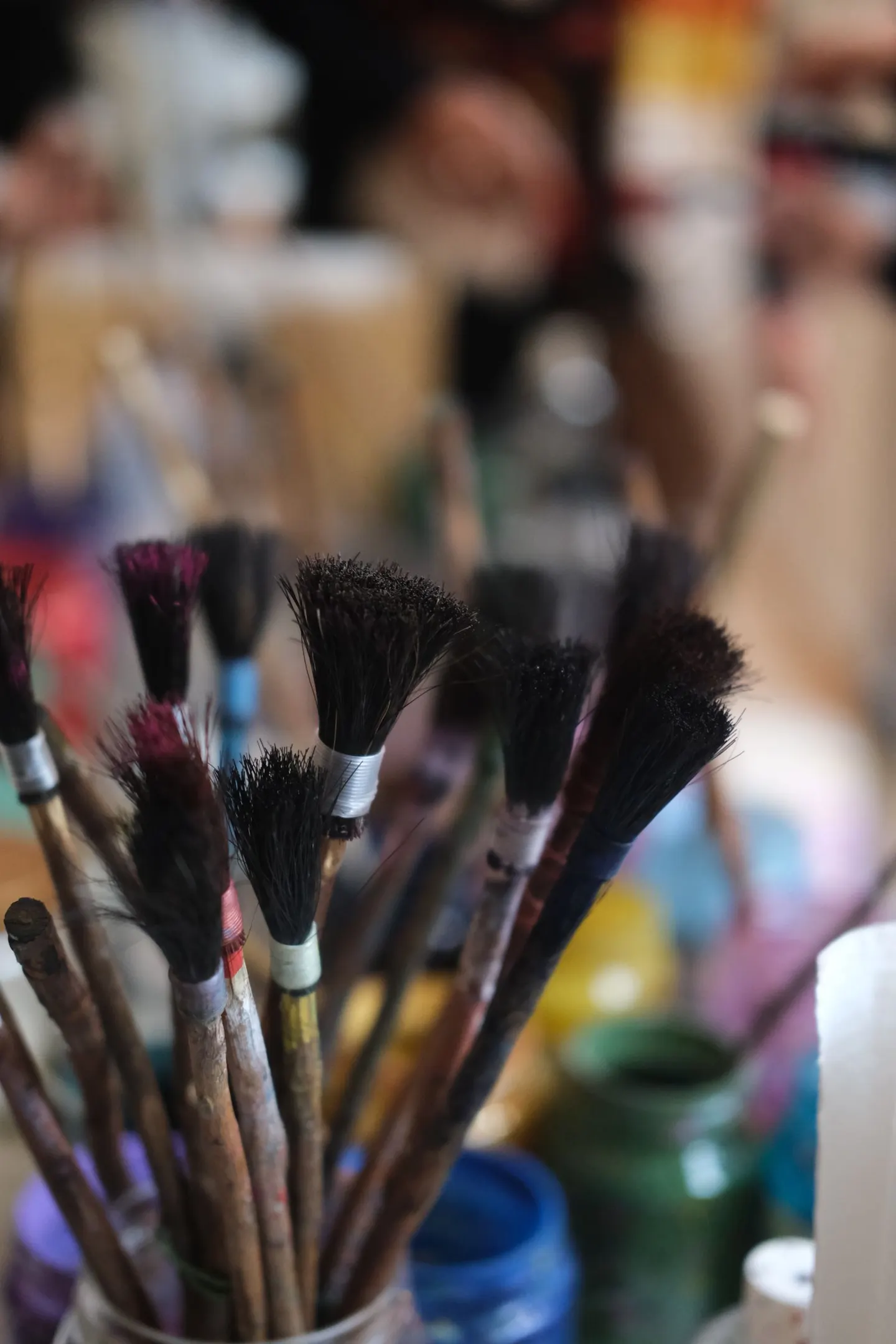 Pinsel und Malwerkzeuge in einem Atelier